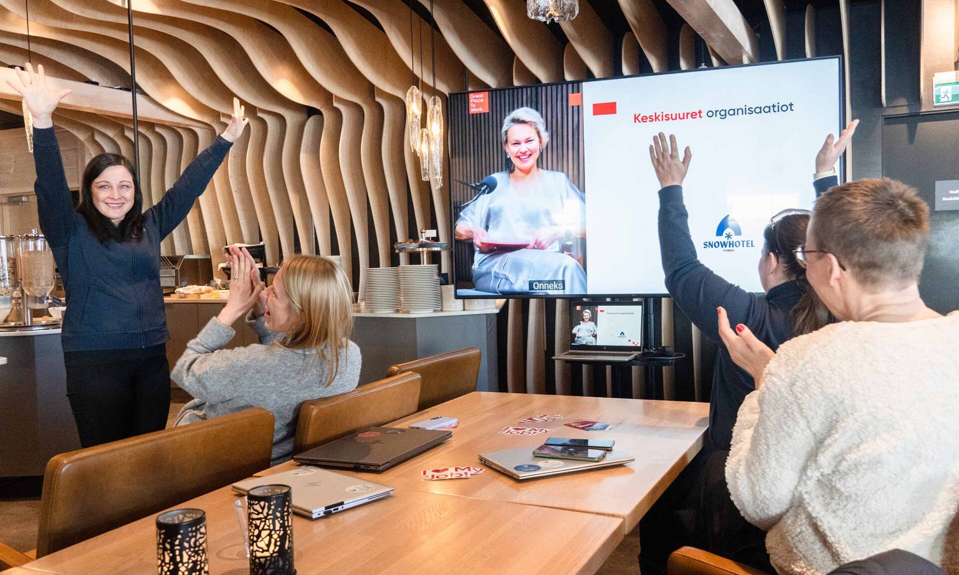 Snowhotel Familyn henkilökunta juhlii Great place to work -tutkimuksen kolmatta sijaa