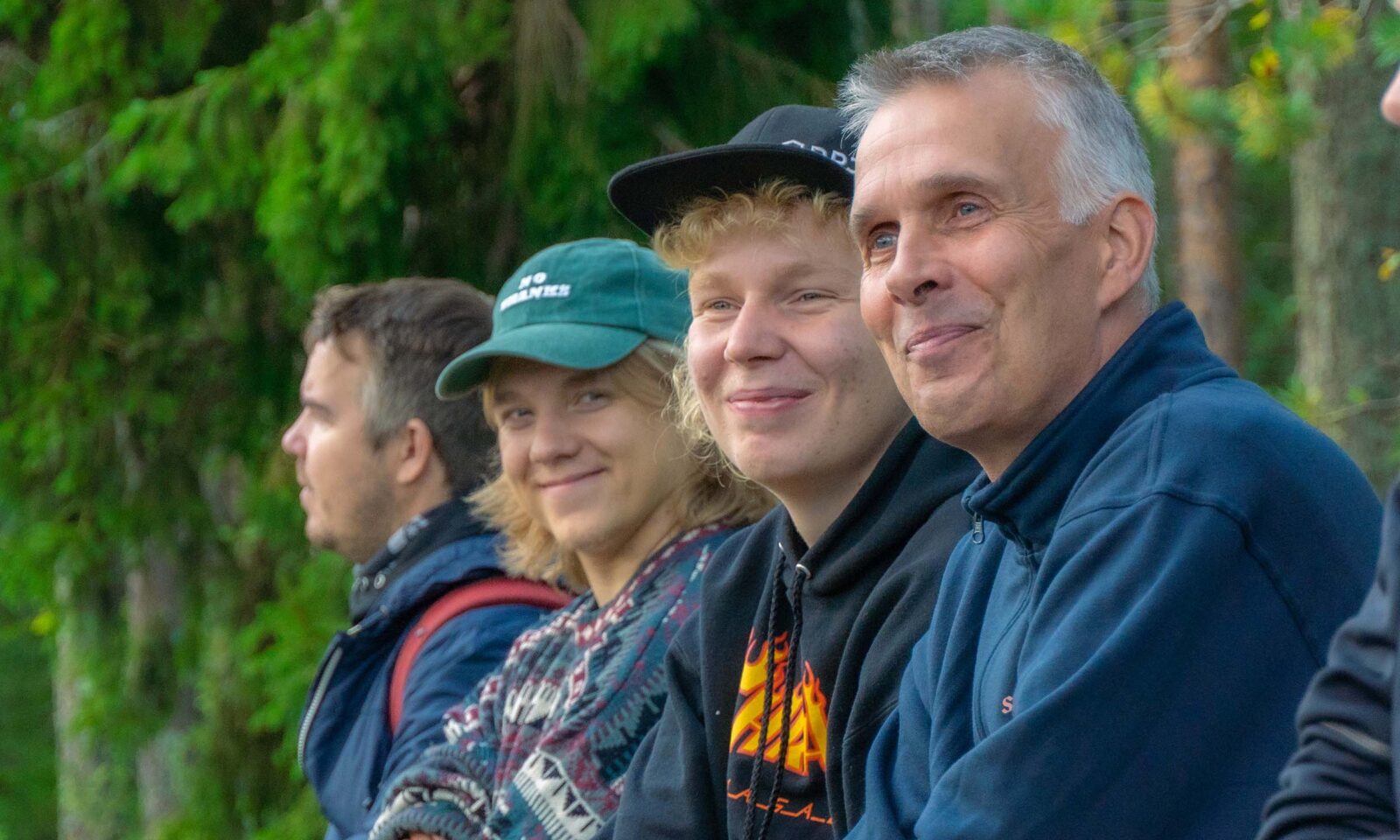 Snowhotel Familyn työntekijät naureskelevat yhdessä