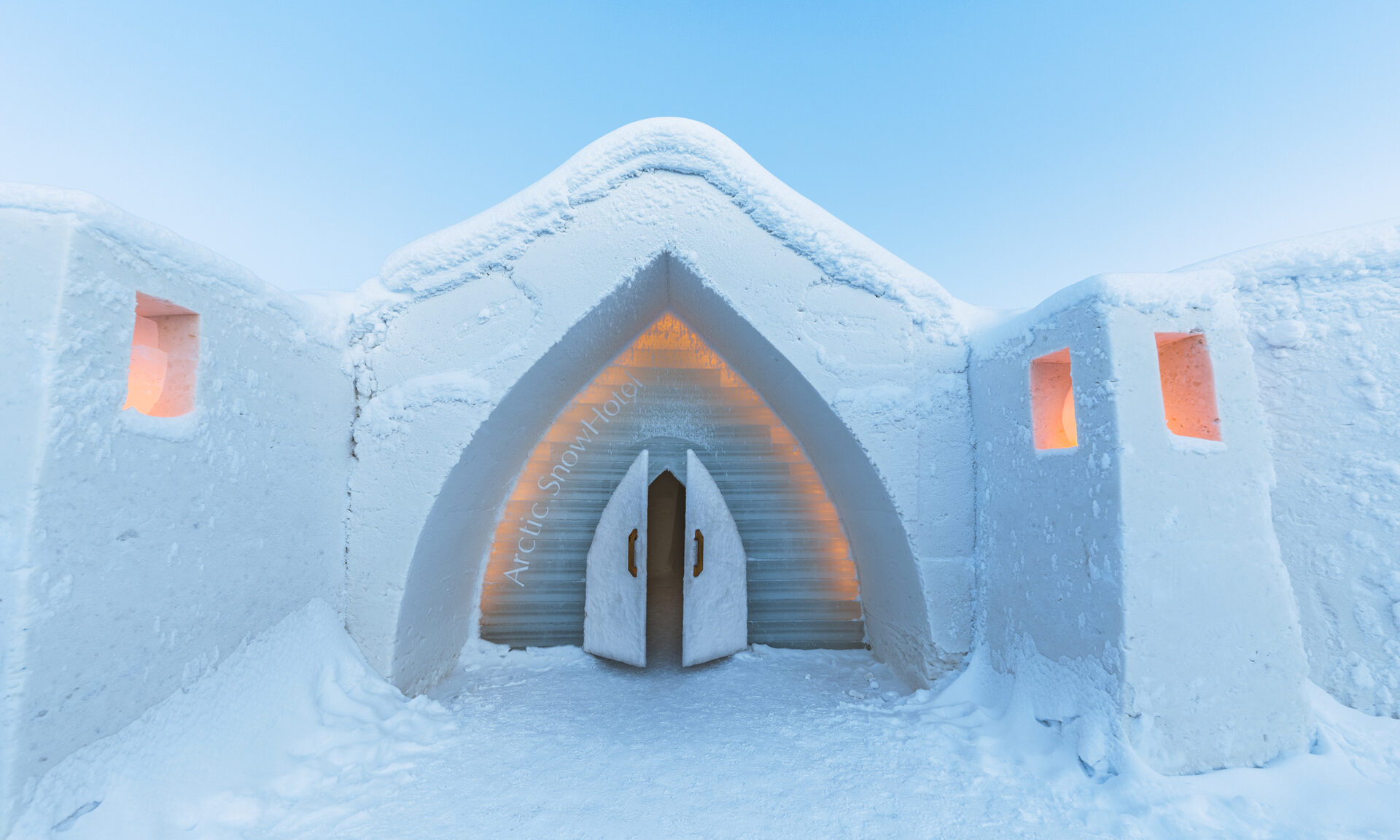 Jäähotelli Arctic Snowhotelin sisääkäynti