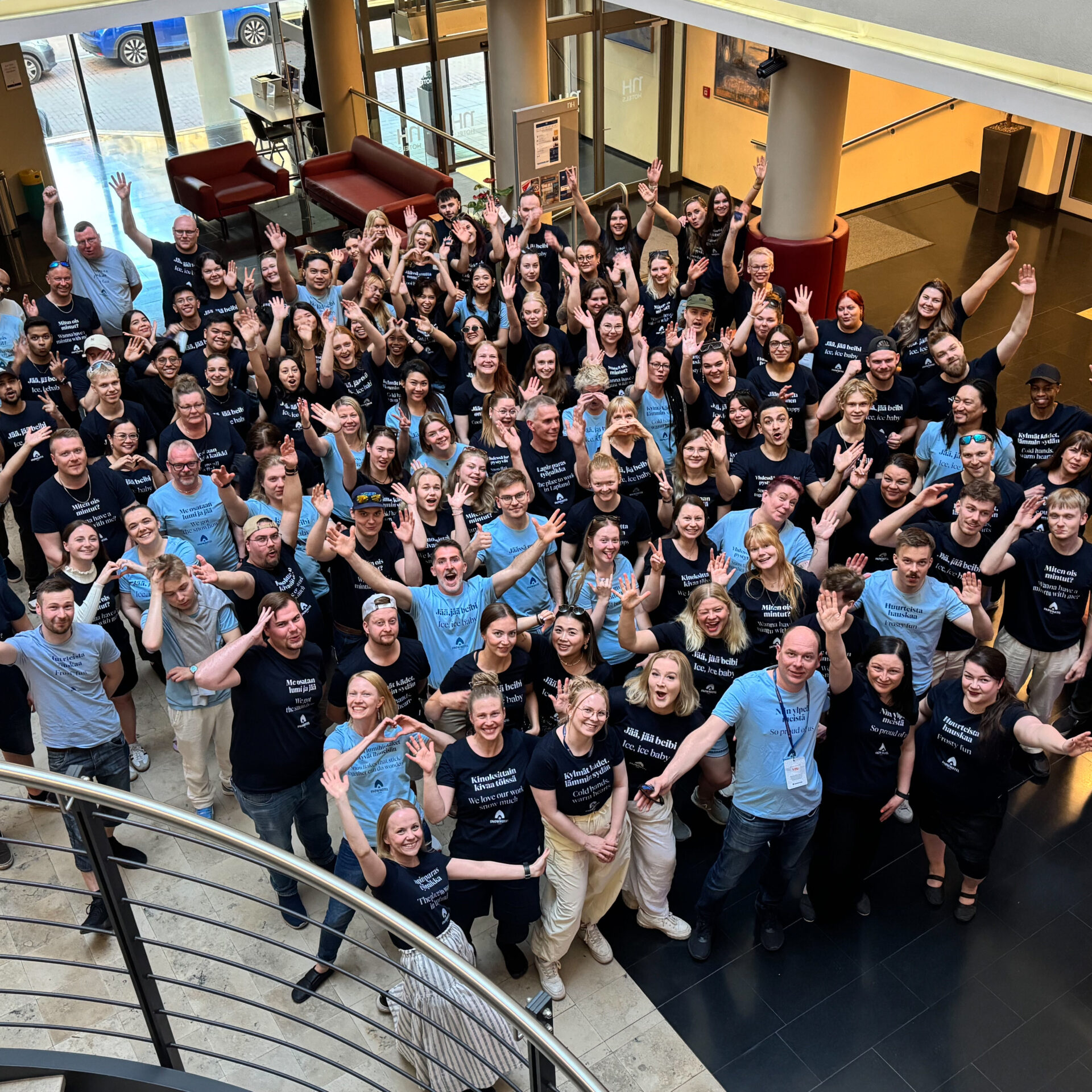 Snowhotel Familyn työntekijöitä yhteiskuvassa kaudenpäätösmatkalla Budapestissä.