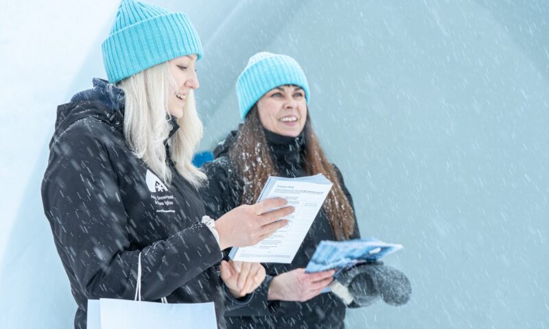 Snowhotel Familyn työntekijät työskentelemässä ulkona talvisessa säässä.