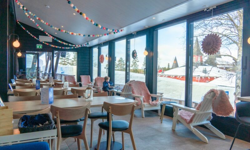 Lämmin sisäkahvila Cafe Ensilumen lasiterassi.