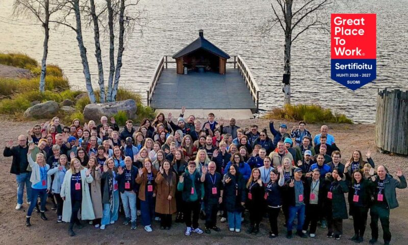 Snowhotel Familyn työntekijät ryhmäkuvassa Lehtojärvellä. Kuvassa on myös Great Place To Work -sertifiointi.