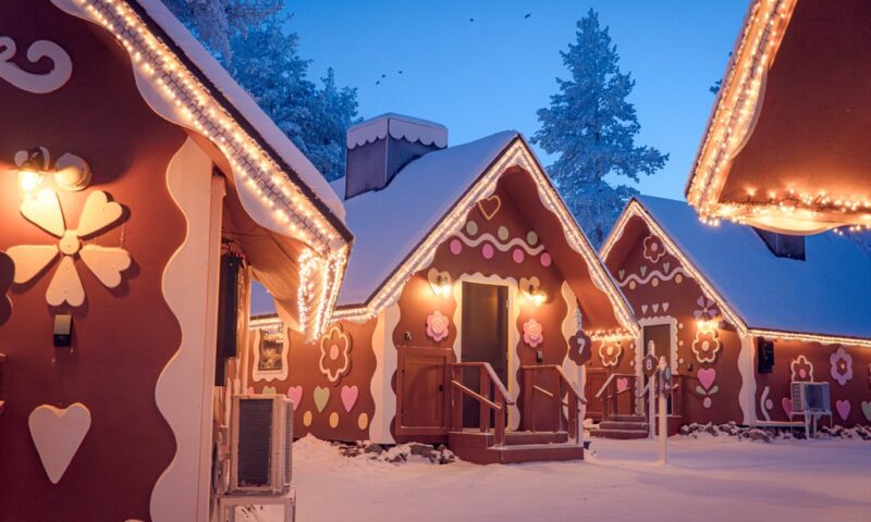 Gingerbread cabins in winter at Piparina Day Cabins & Dining.