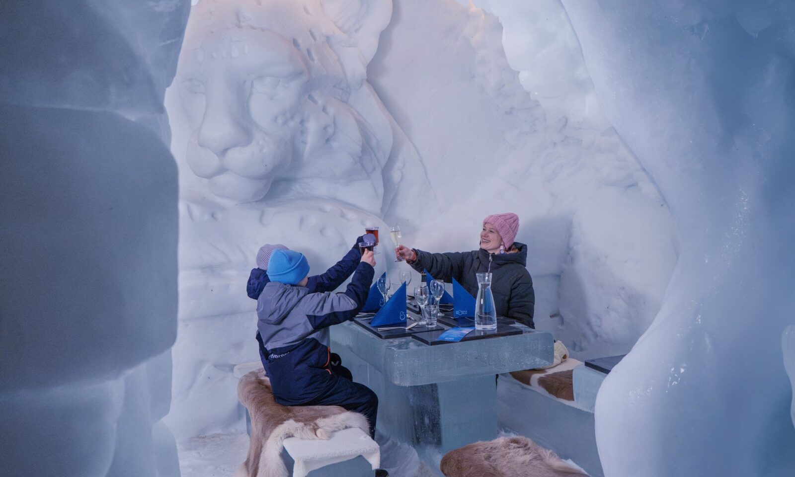 Vieraat yksityisillallisella lumen ja jään keskellä Snowman Worldissa.