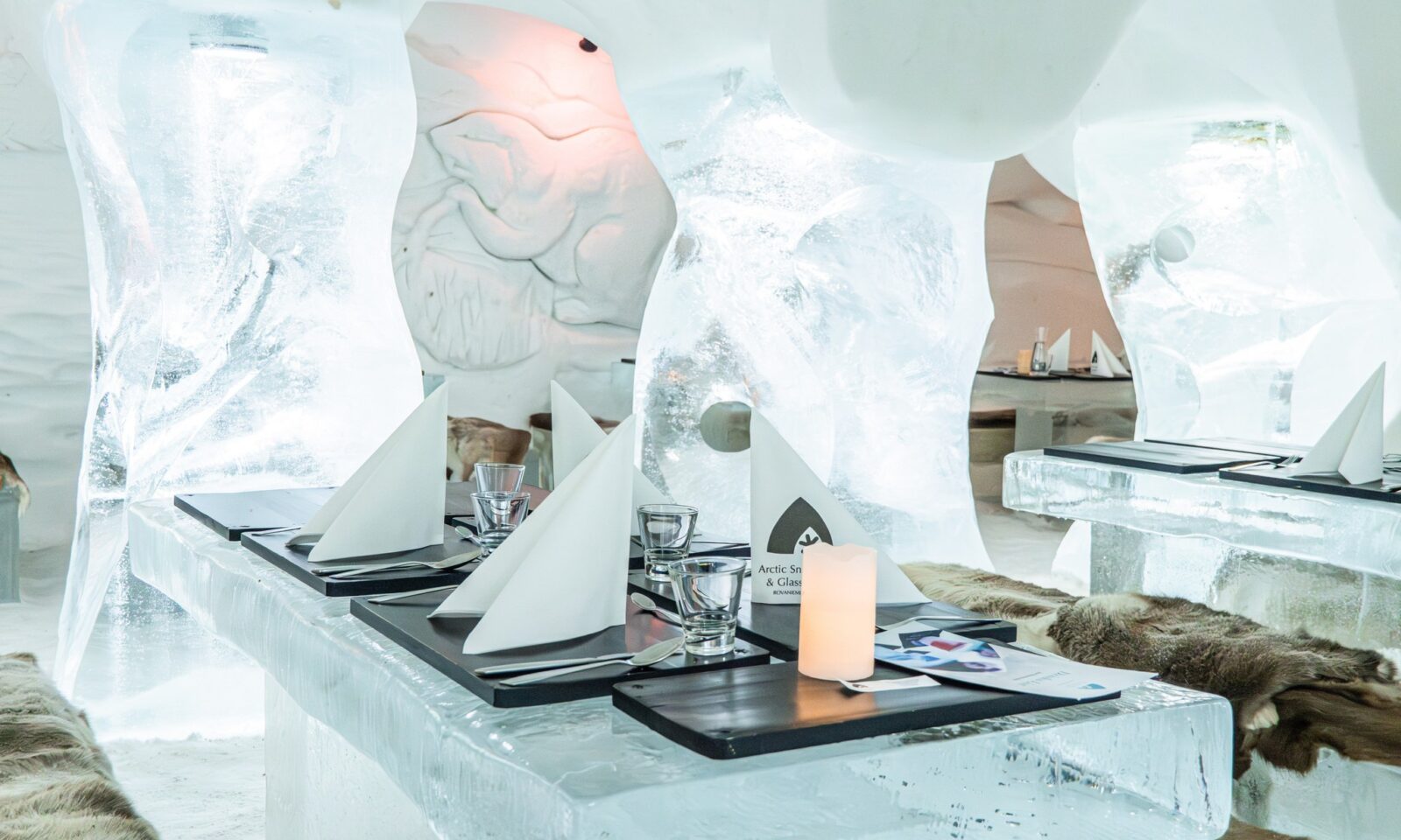 Lumi- ja jäätaidetta sekä katetut pöydät Jääravintolassa Arctic SnowHotelissa.