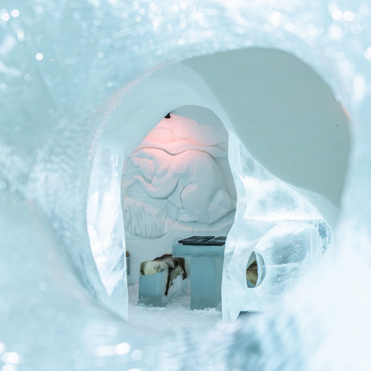 Jäätaidetta Jääravintolassa Arctic SnowHotel & Glass Igloosilla.