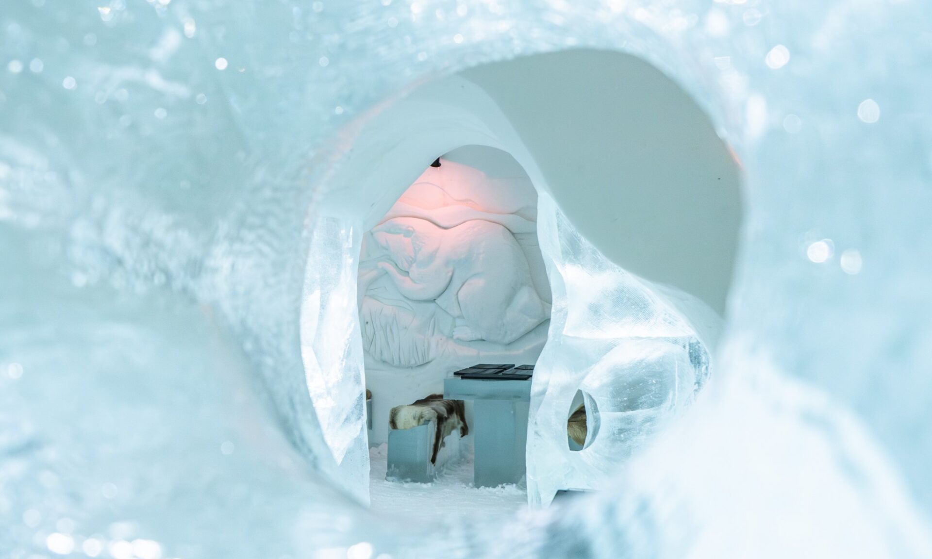 Jäätaidetta Jääravintolassa Arctic SnowHotel & Glass Igloosilla.
