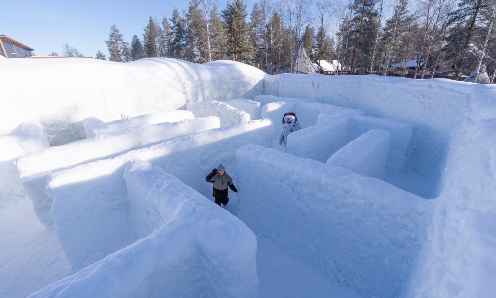Lapsi lumilabyrintissa Snowman Worldissa.