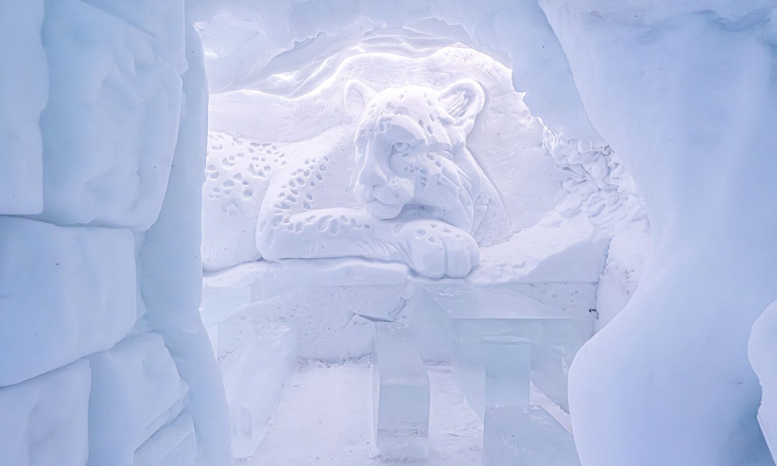 Lumesta ja jäästä veistettyä taidetta Snowman Worldissa.