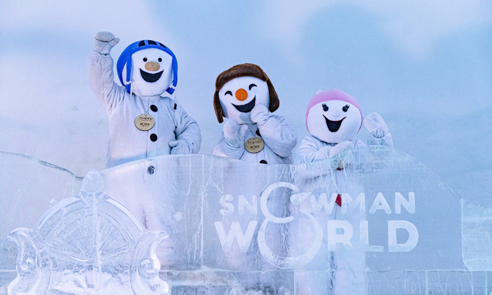 Snowman Worldin lumiukot Hanki, Tykky ja Lumi lumisessa maisemassa.