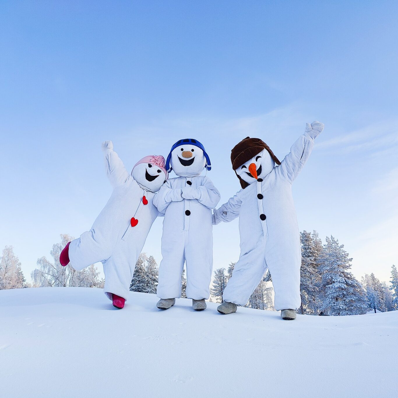 Snowman Worldin lumiukot Hanki, Tykky ja Lumi lumisessa maisemassa.