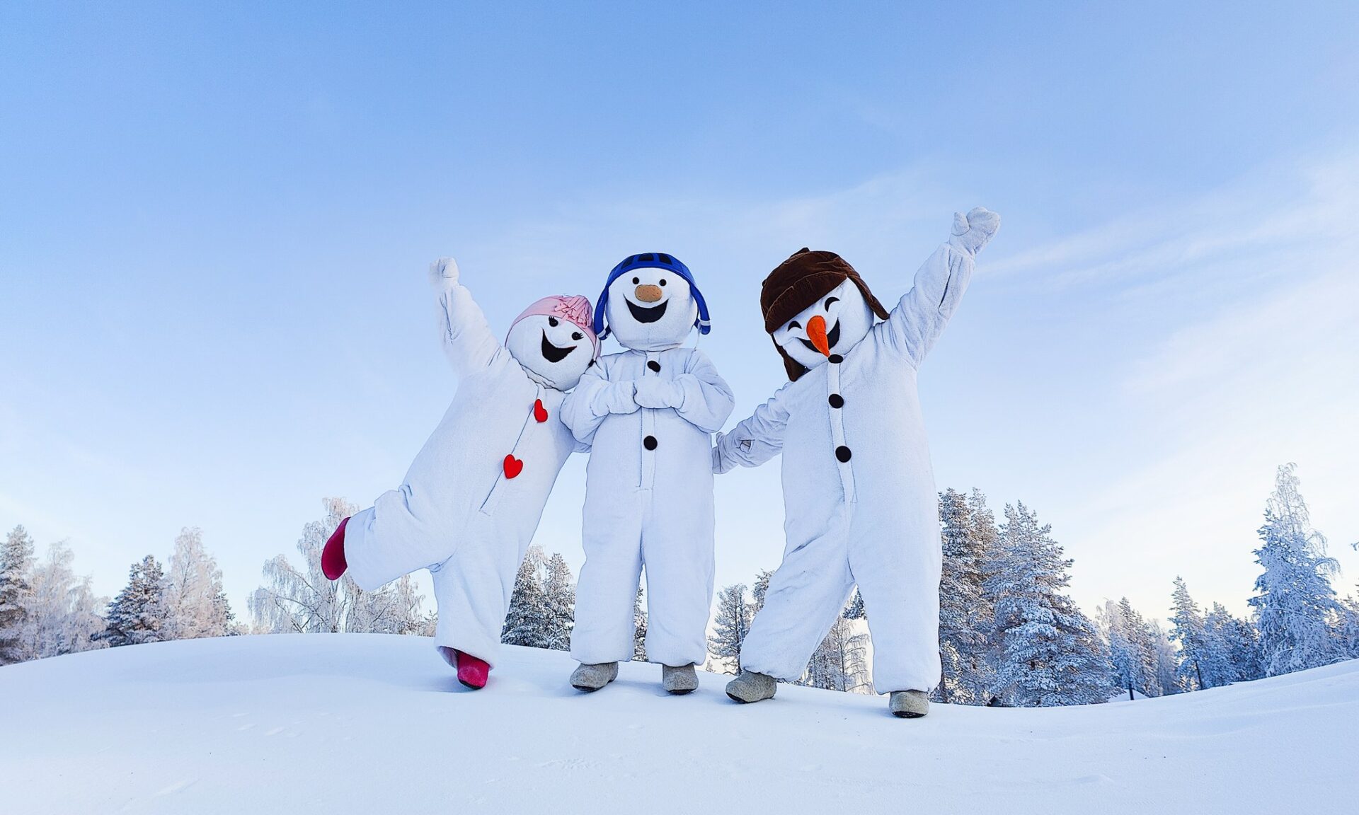 Snowman Worldin lumiukot Hanki, Tykky ja Lumi lumisessa maisemassa.