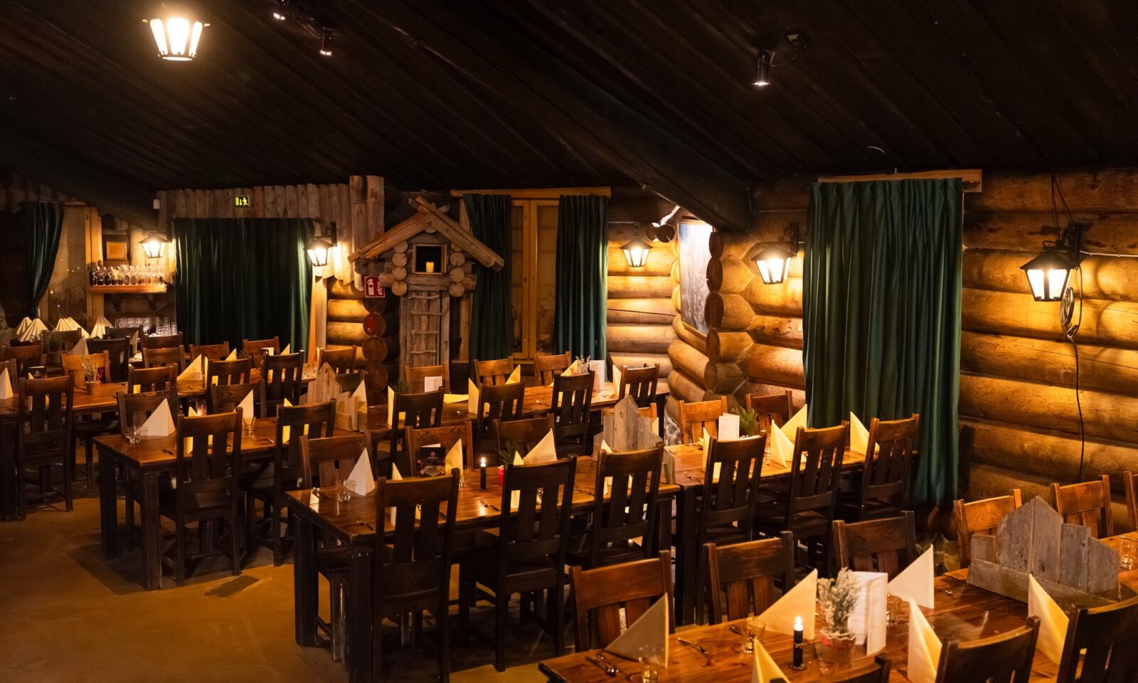 Piparinan tunnelmallinen ravintolasali katettuine pöytineen Piparina Day Cabins & Diningissa.