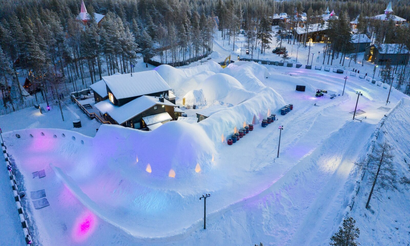 Ilmakuva Snowman Worldin lumesta ja jäästä rakennetusta alueesta.