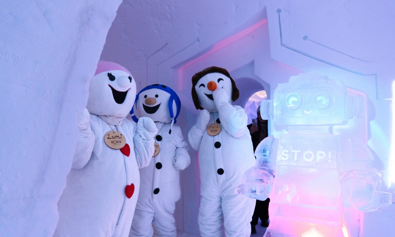 Snowmen Hanki, Tykky and Lumi admiring snow art in Snowman World.