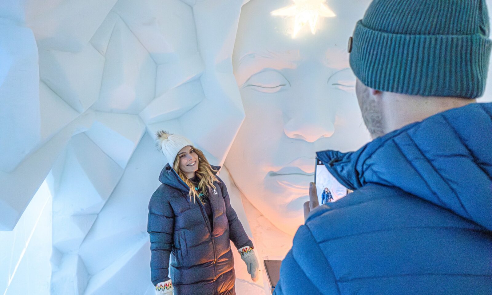 Vierailijat tutustumassa lumi- ja jääveistoksiin Arctic SnowHotelissa.